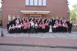 Kerkgangers in Urkerdracht